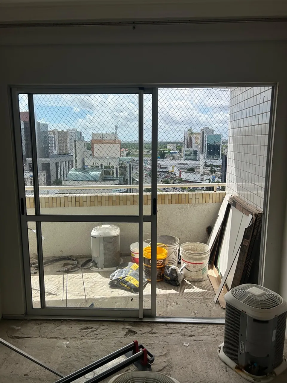 Porta de vidro e alumínio abre dos dois lados