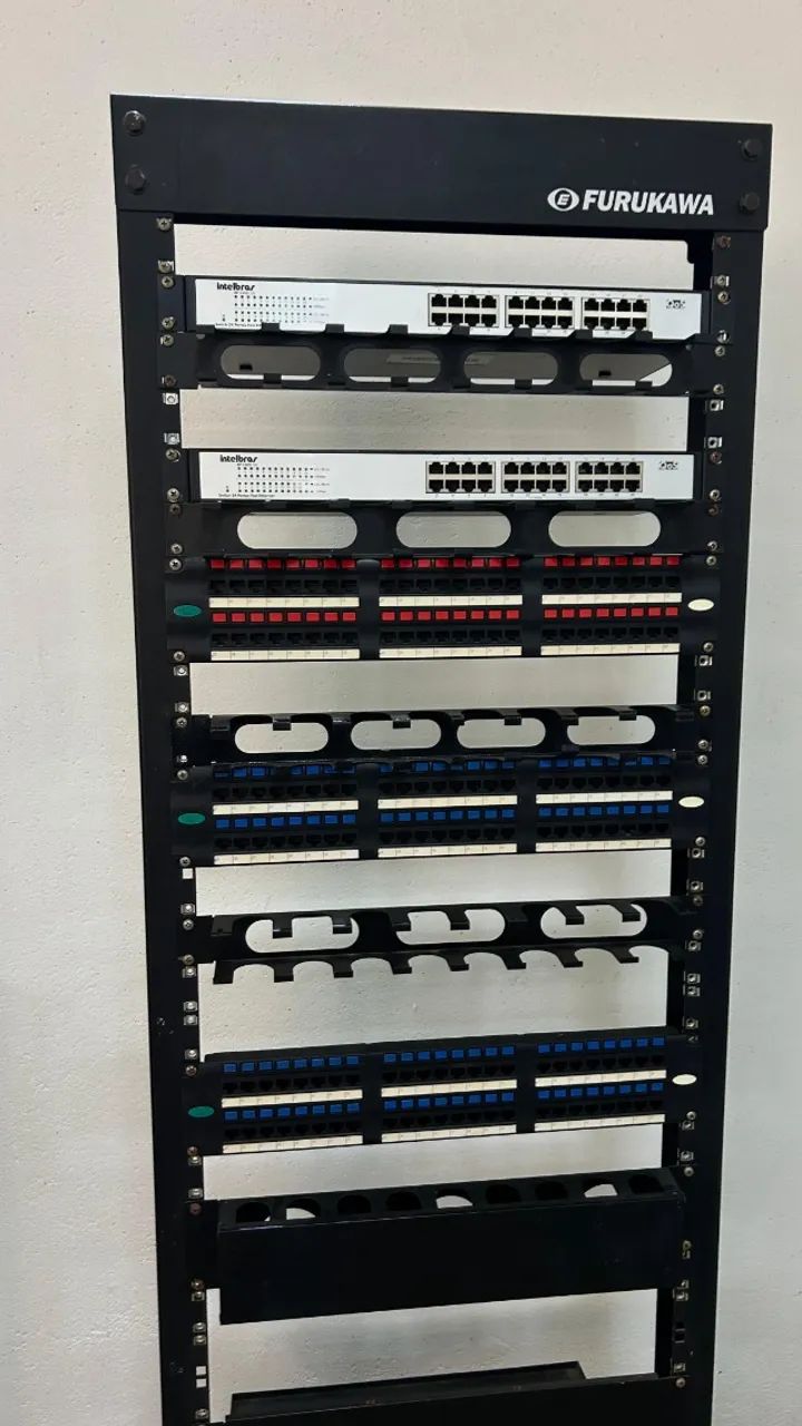 Rack Furukawa com organizador de cabos e switch Intelbras - Foto 3