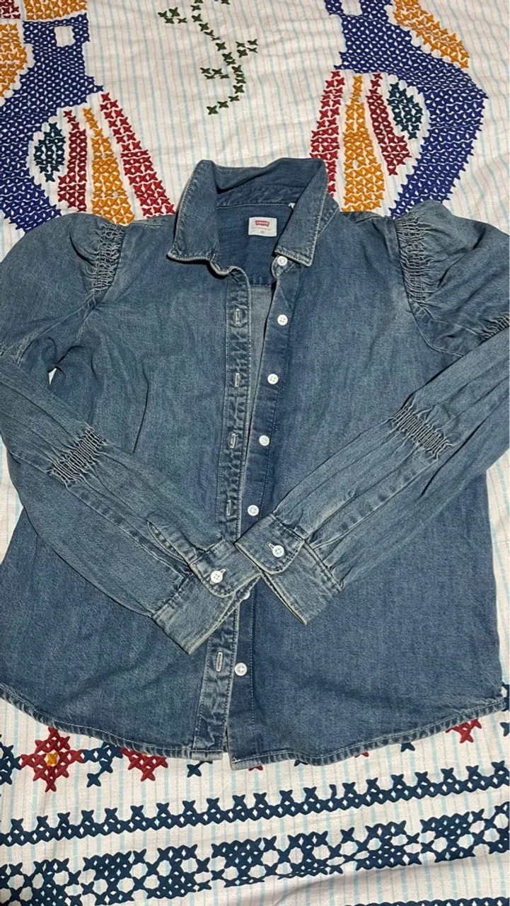 Camisa Jeans Levi's com Detalhes nos Ombros