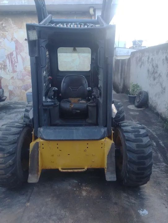 Mini Carregadeira New Holland L175 - Foto 4