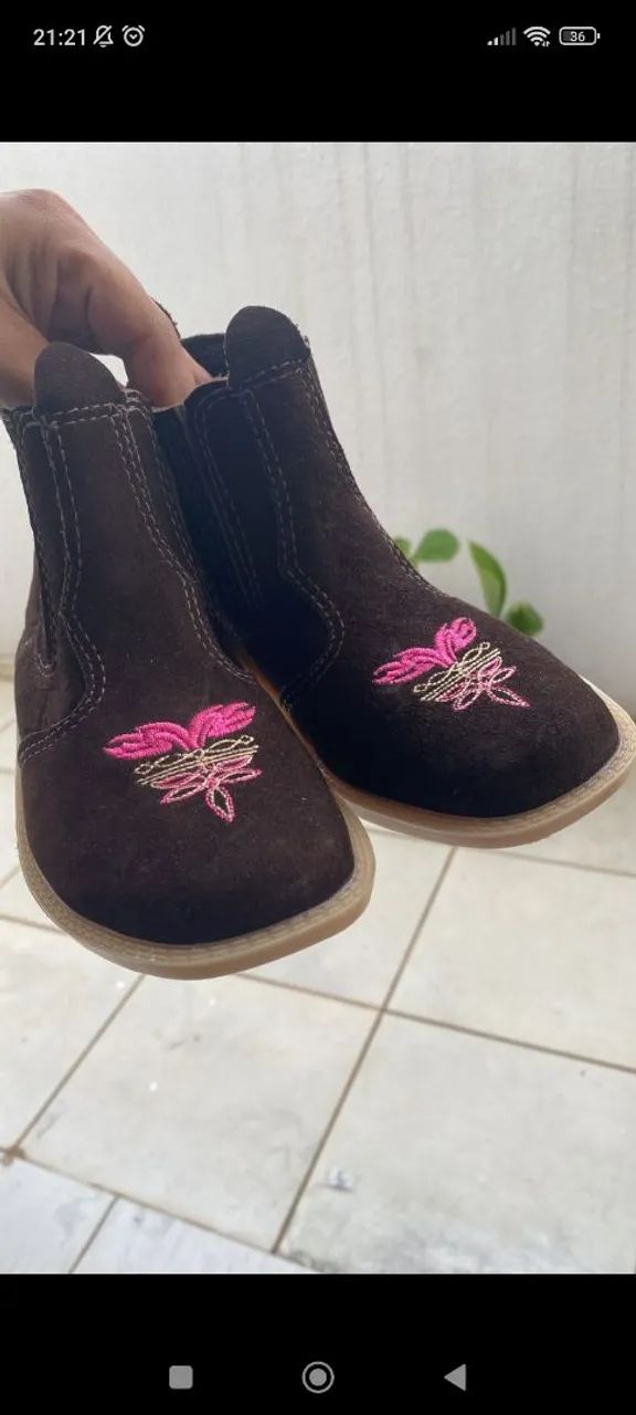 Botinha Infantil Marrom com Detalhe Floral