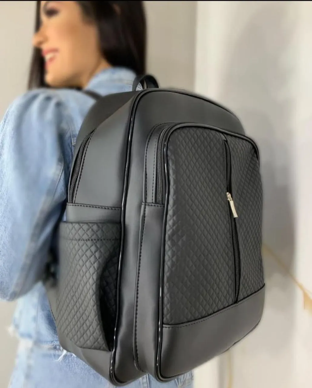 Mochila preta com detalhes em matelassê