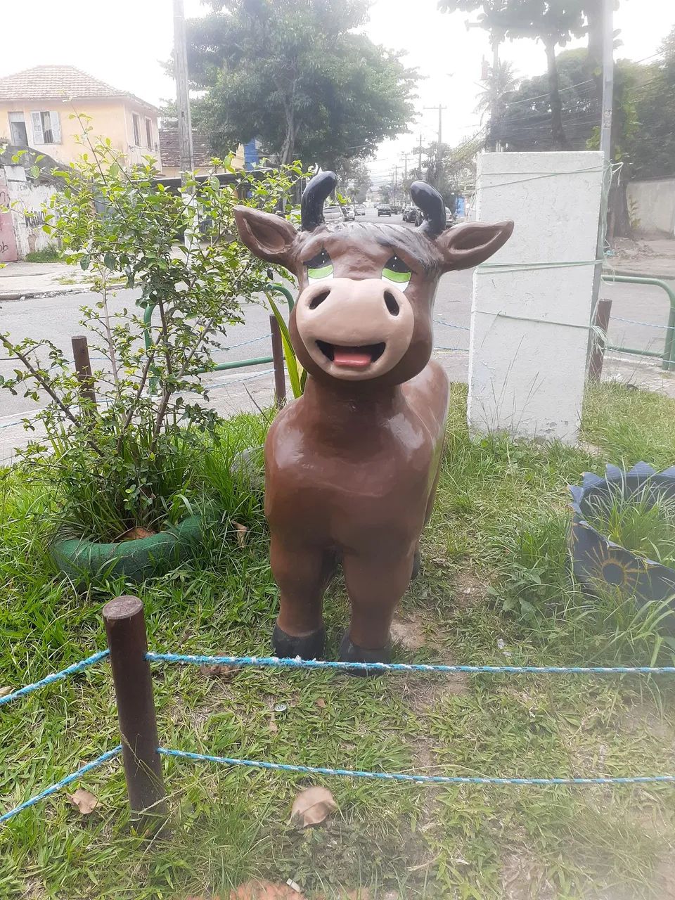 Escultura Decorativa de Vaca Sorridente