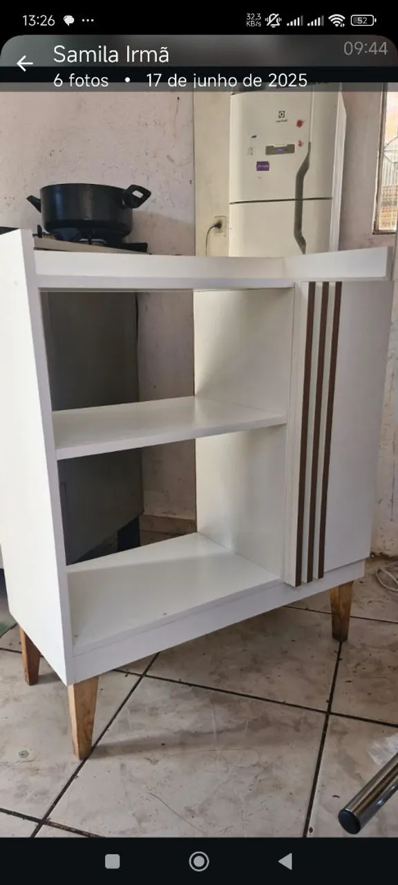 Armário multiuso branco com detalhes em madeira