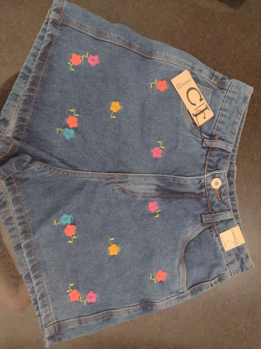 Short Jeans Bordada com Flores
