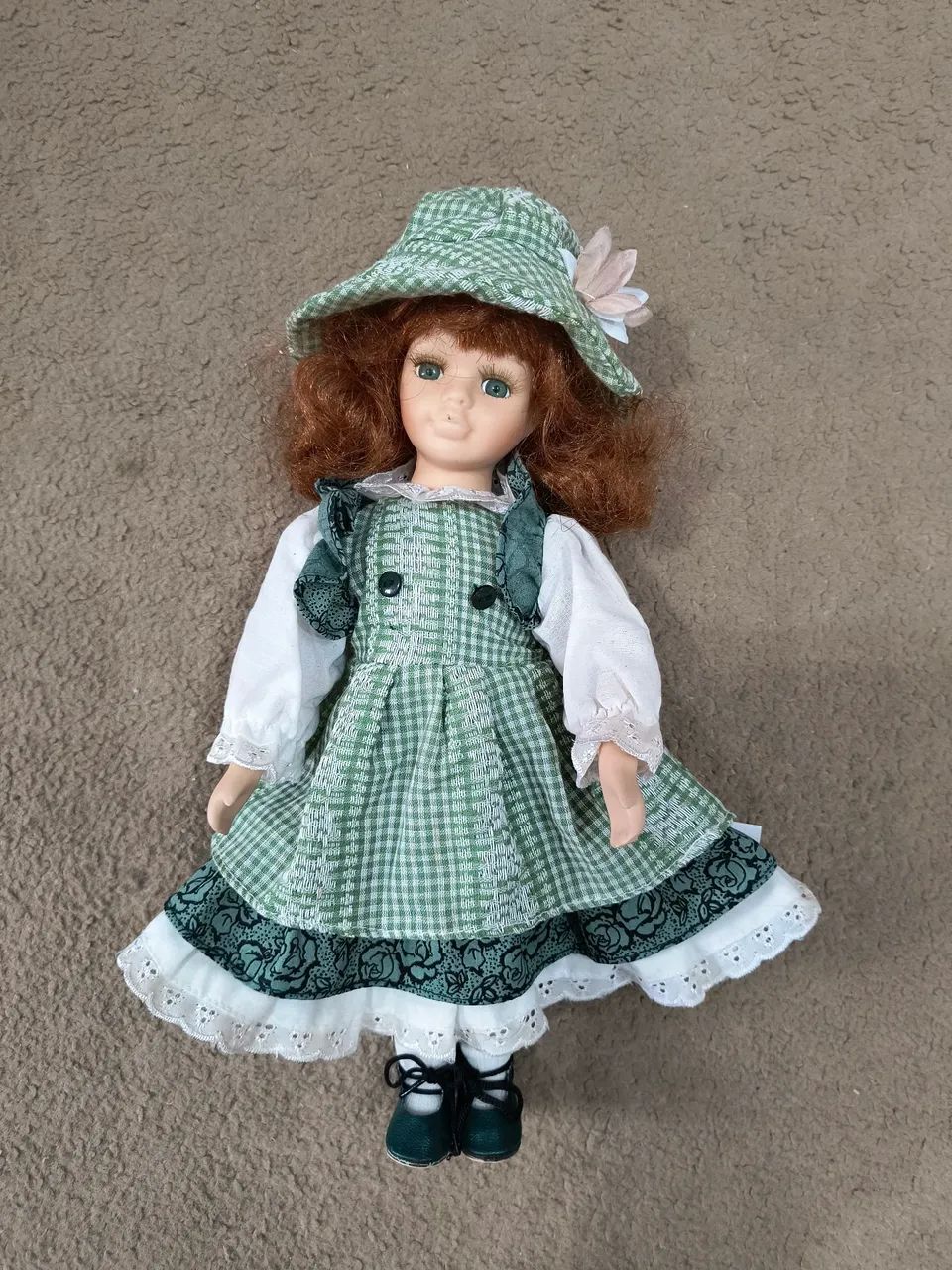 Boneca Antiga com Vestido e Chapéu