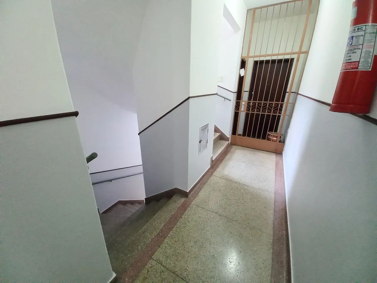 Apartamento de frente com vista indevassável, composto por sala, 2 quartos, banheiro socia - Foto 2