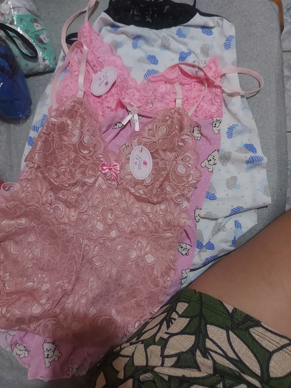 Conjunto de lingerie rosa com detalhes em renda