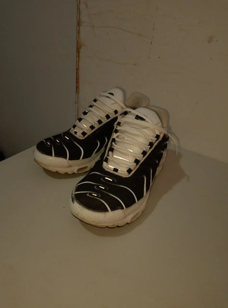 Tênis Nike Air Max Plus TN - Preto e Branco