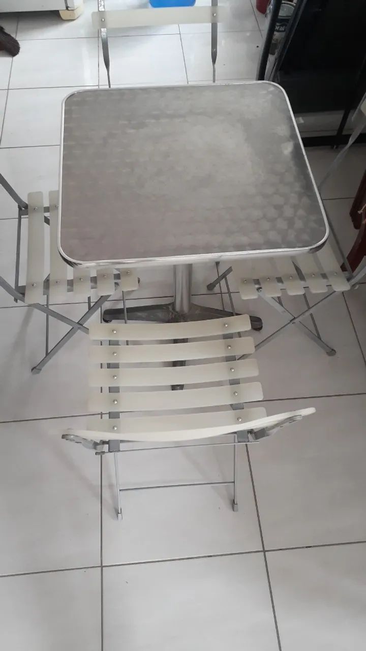 Mesa em alumínio com 4 cadeiras