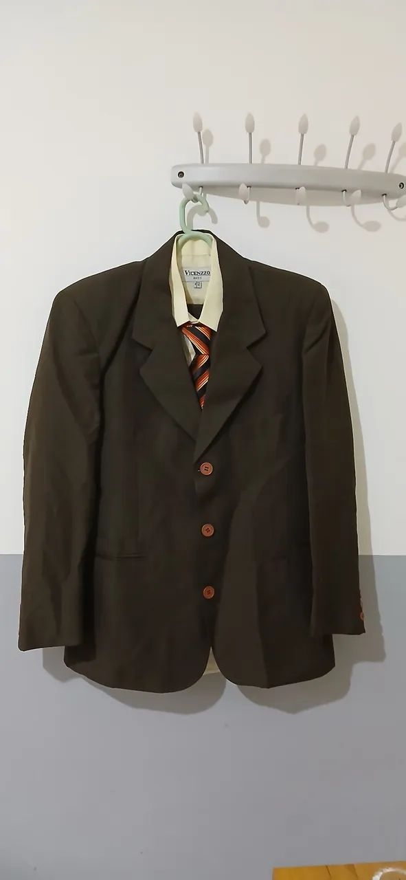 Vendo terno masculino com gravata e camisa