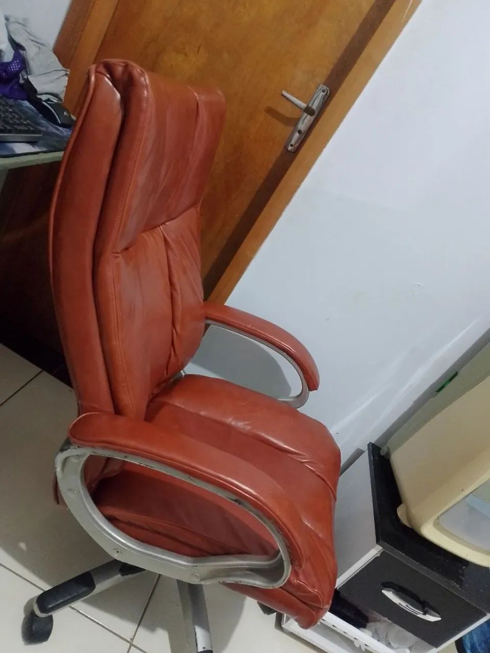 Cadeira diretor em couro legitimo  - Foto 2