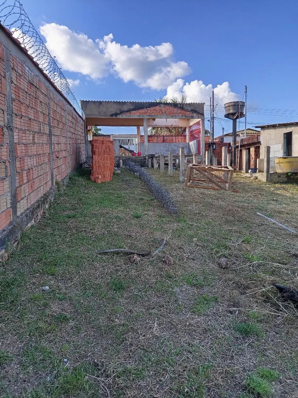 Terreno murado com várias construções prontas - Foto 4