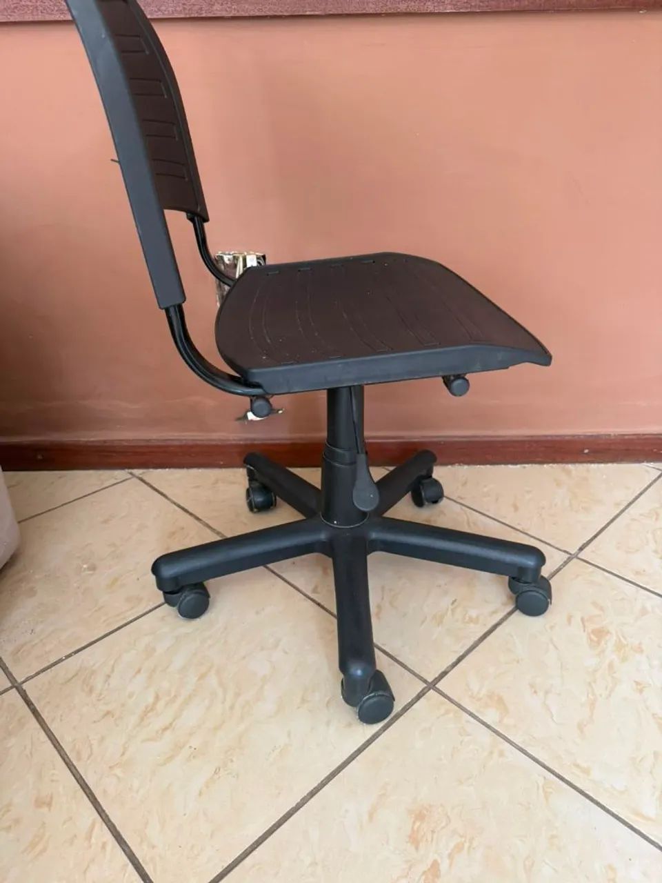 Cadeira de plástico reforçada 
