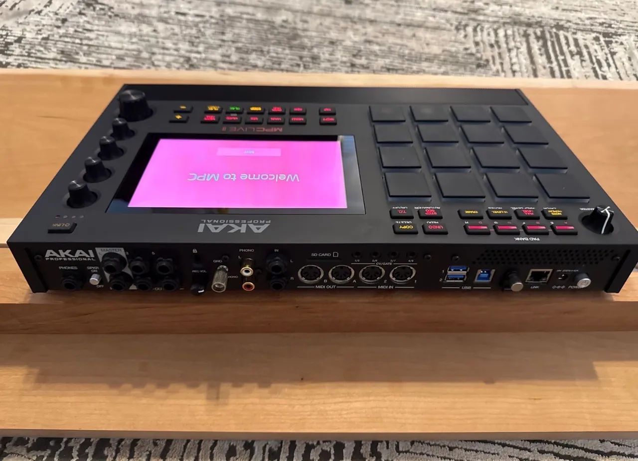 Akai MPC Live 2 em excelente estado - Instrumentos musicais - Vila