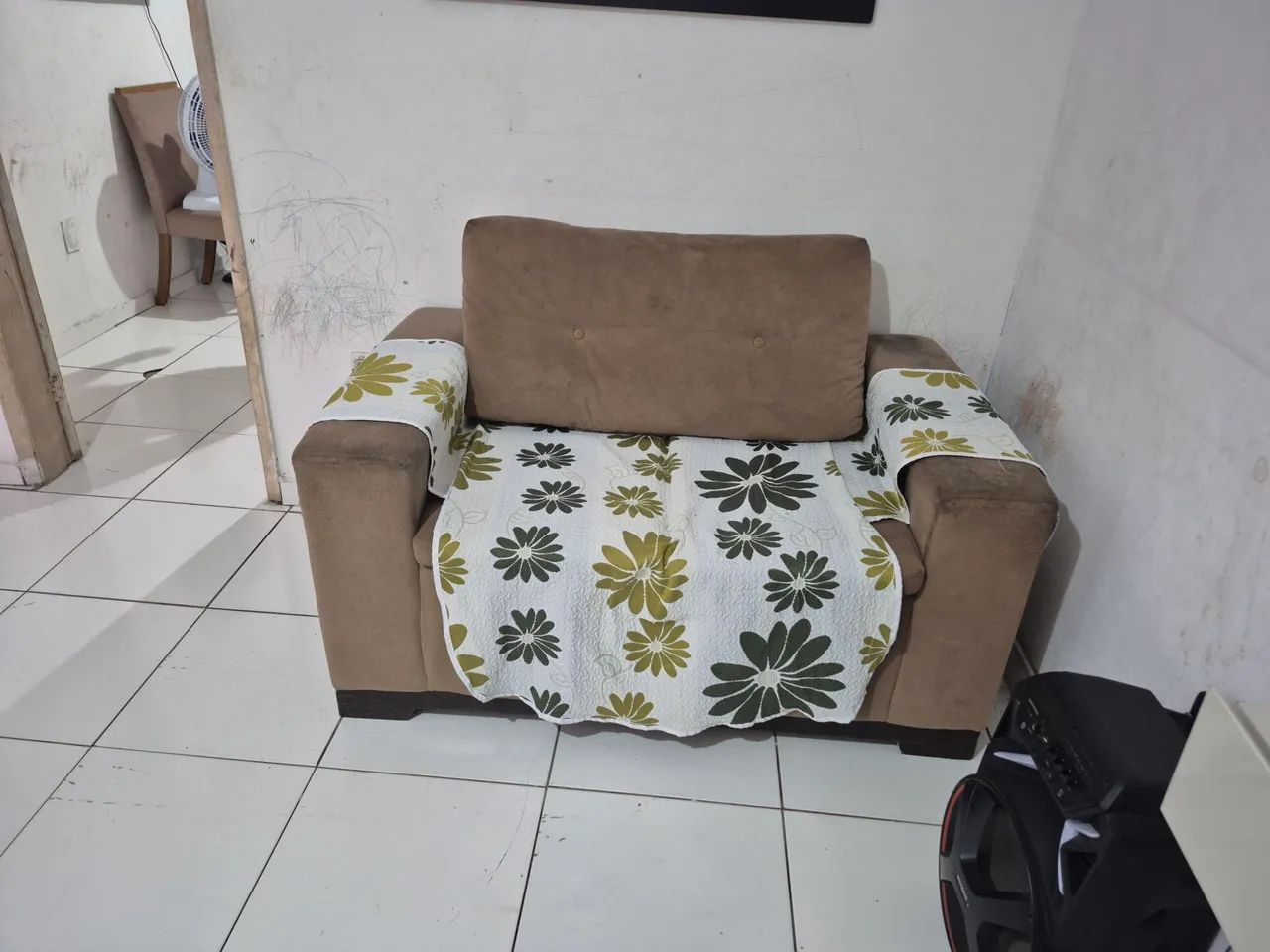Sofá em.bom estado so esta um pouco sujo