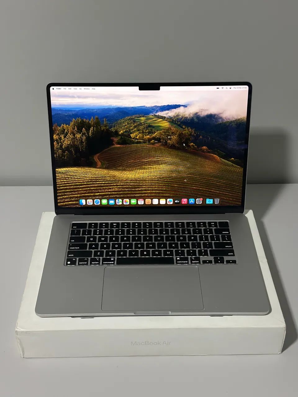 MacBook M2 - 16pol  - Foto 3