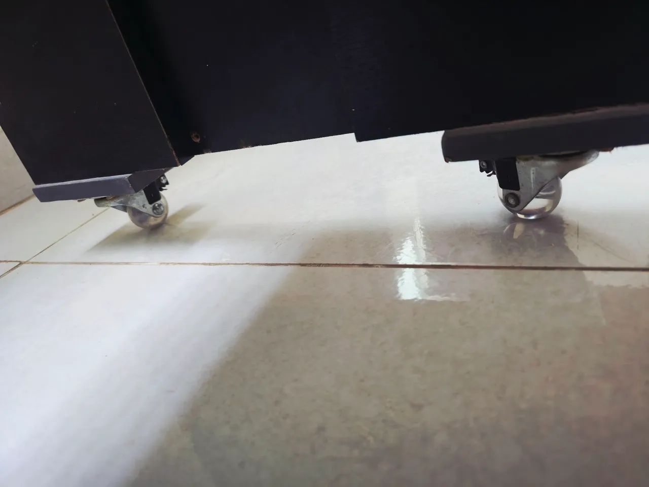 MESA DE ESCRITÓRIO EM L - REFORÇADA COM RODINHAS - Foto 4