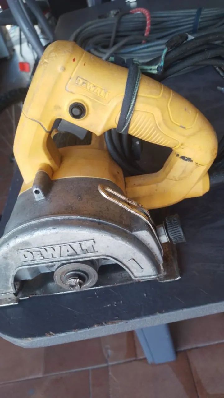 Serra Circular DeWalt - Profissional | Robusta e Resistente 220v 