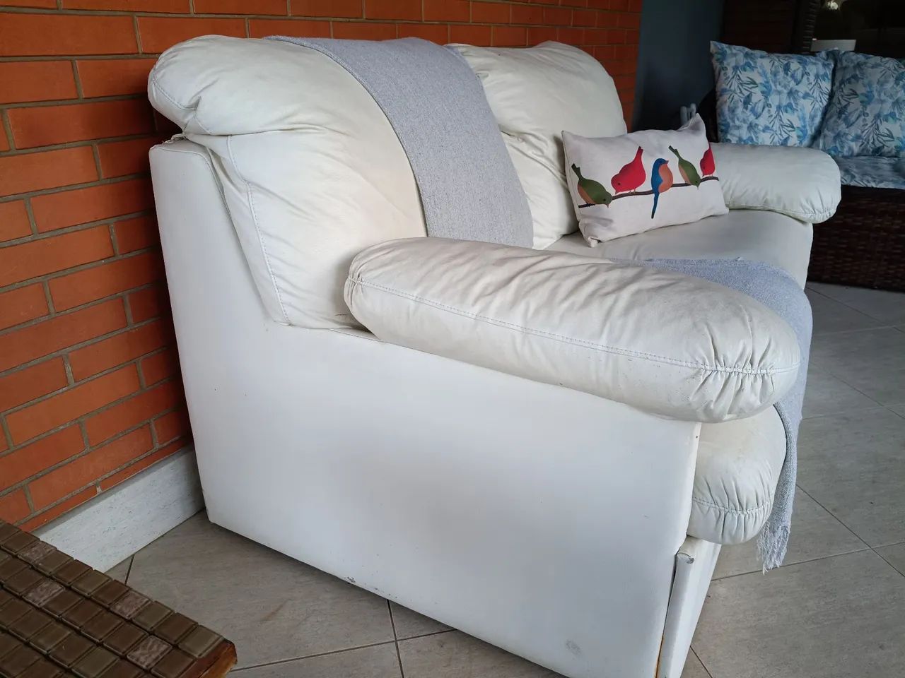 Sofá Branco 2 lugares em couro sintético  - Foto 2