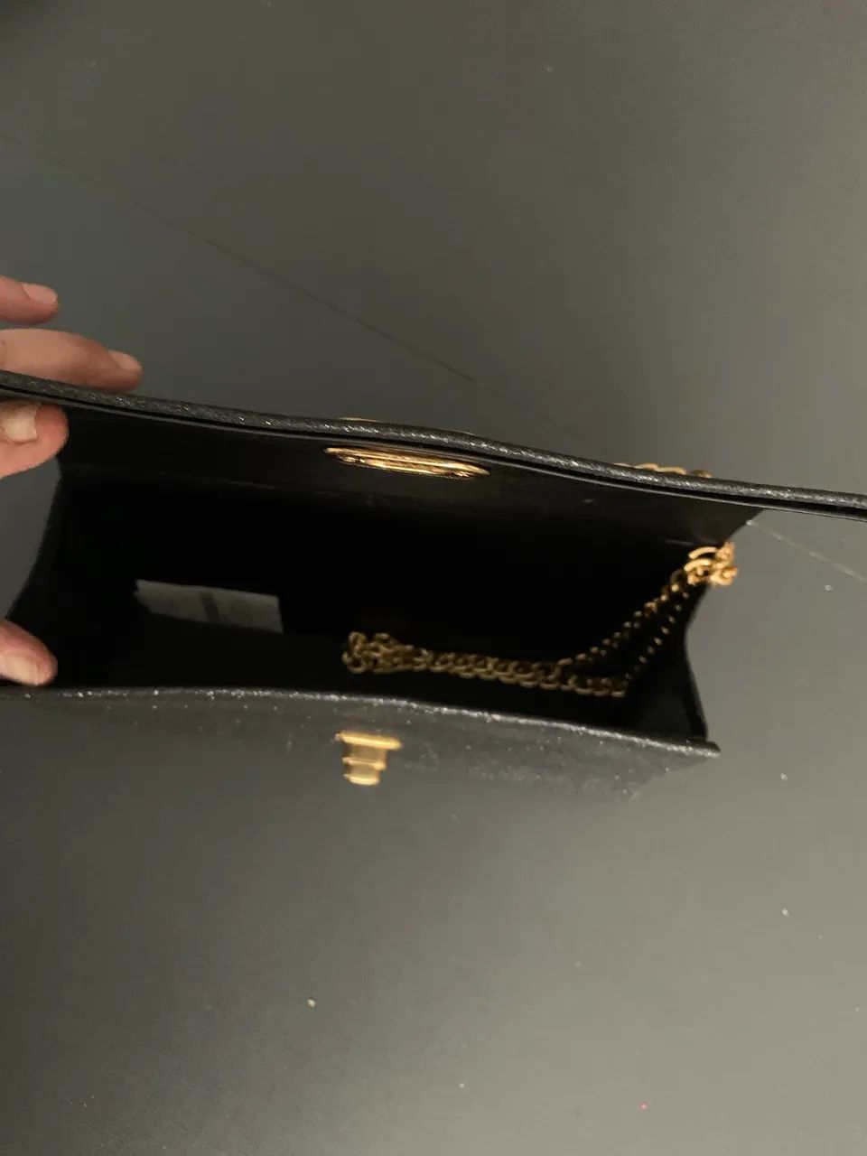 Bolsa preta com brilho e alças douradas  - Foto 4
