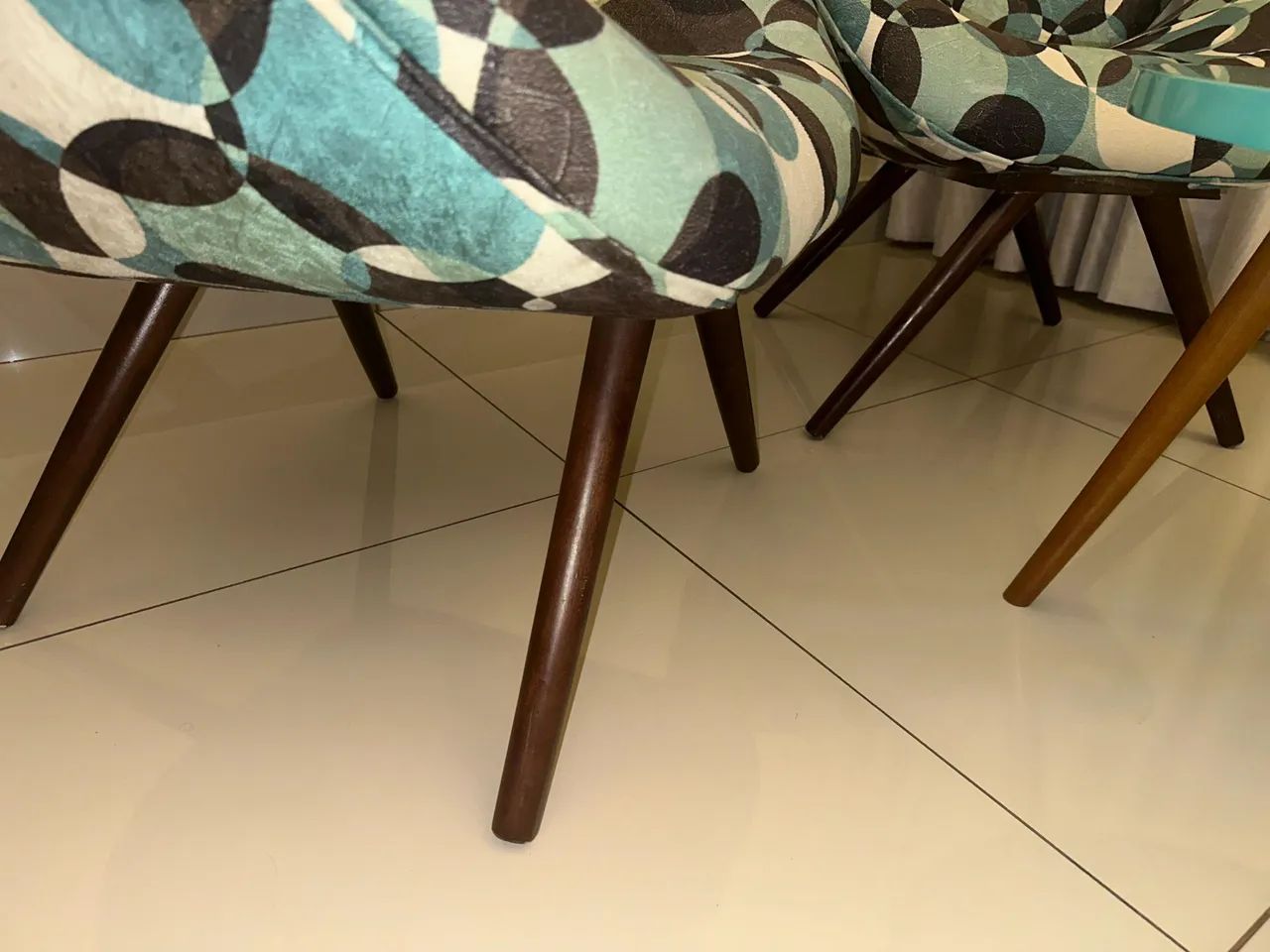 Kit 2 Poltronas Decorativas + Mesa de Centro Laqueada - Excelente Estado - Foto 3