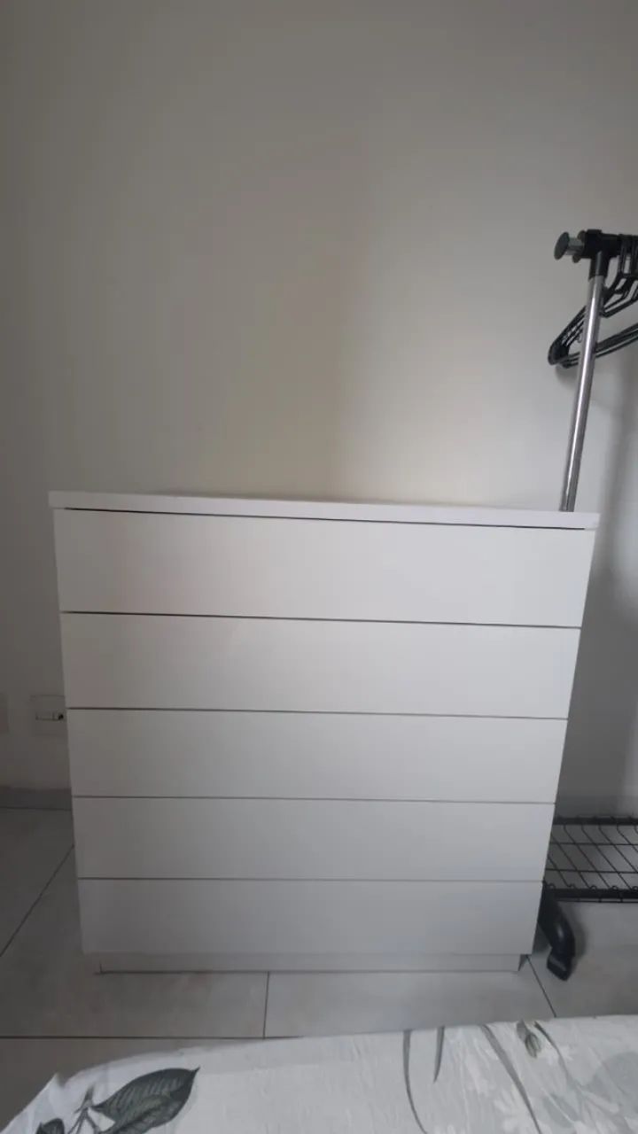 Cômoda branca com 5 gavetas