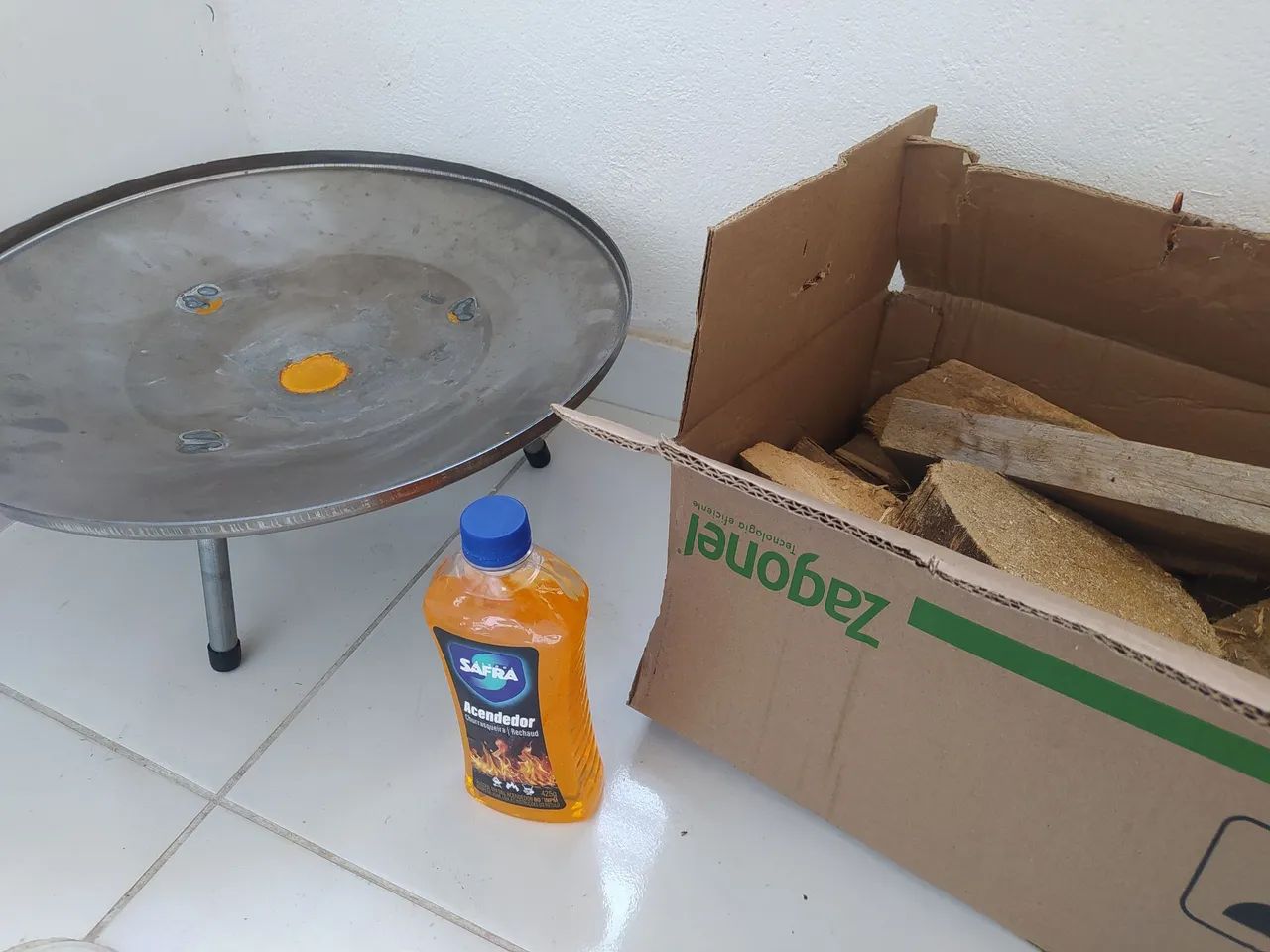 LAREIRA EXTERNA COM LENHA E ACENDEDOR