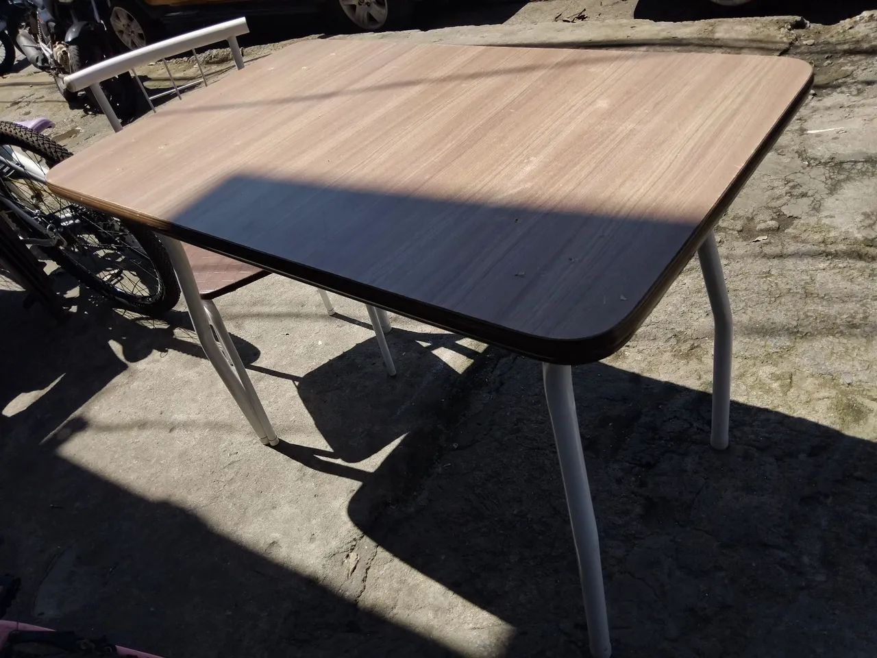 Mesa simples com uma cadeira - Foto 4
