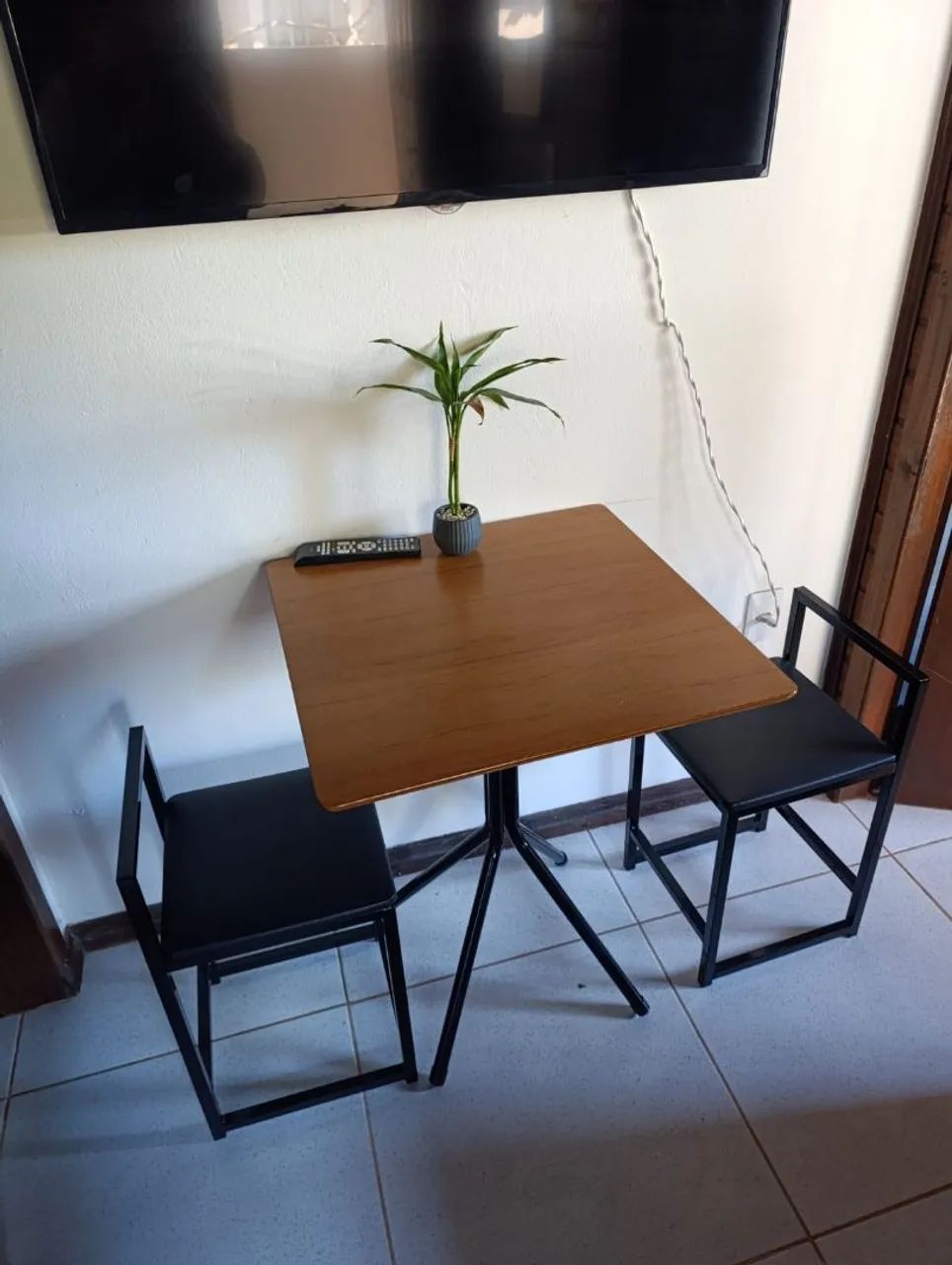 Jogo de Mesa e Bancos  - Foto 2