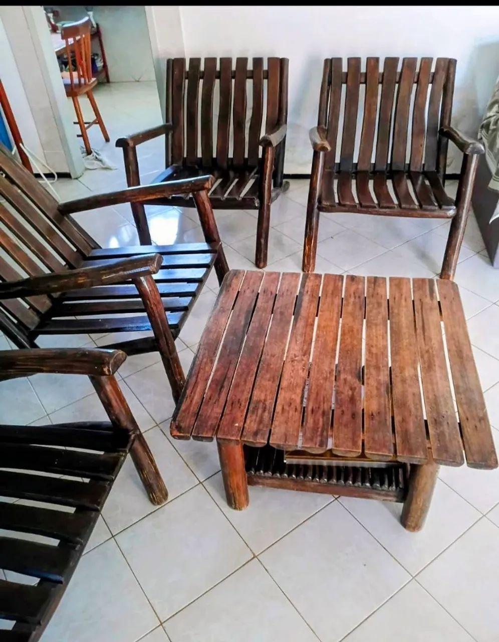 Conjunto de 4 cadeiras e mesa de centro em madeora de demolição  - Foto 4