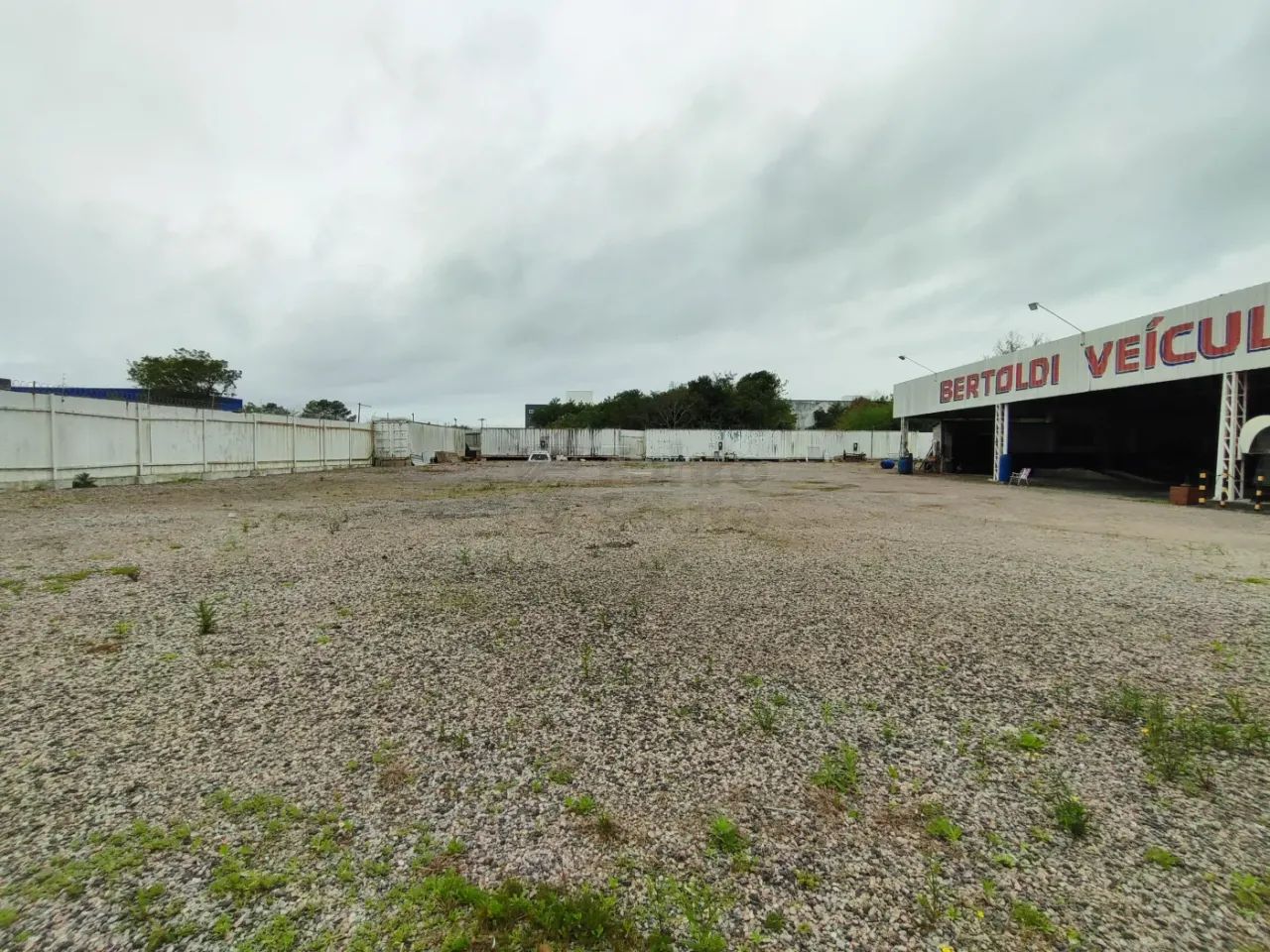 Terreno comercial a venda.
