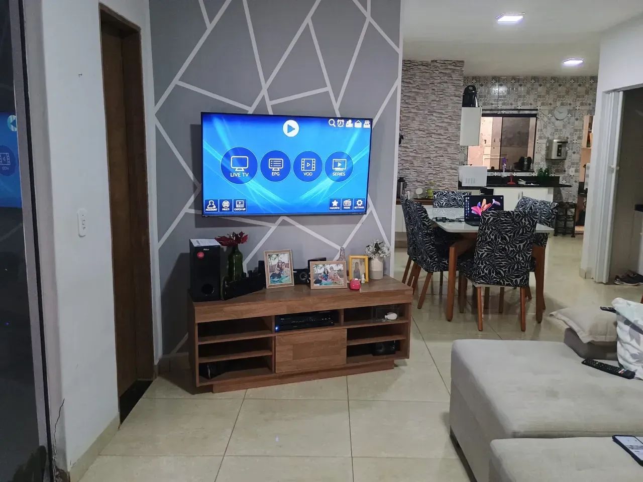 EXCELENTE OPORTUNIDADE  CASA AMPLA E BEM LOCALIZADA!