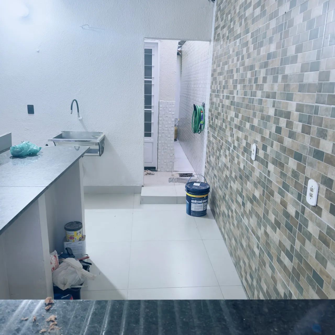 Kitnet de Alto Padrão Mobiliada com Ar-Condicionado e 2 Vagas - Foto 3