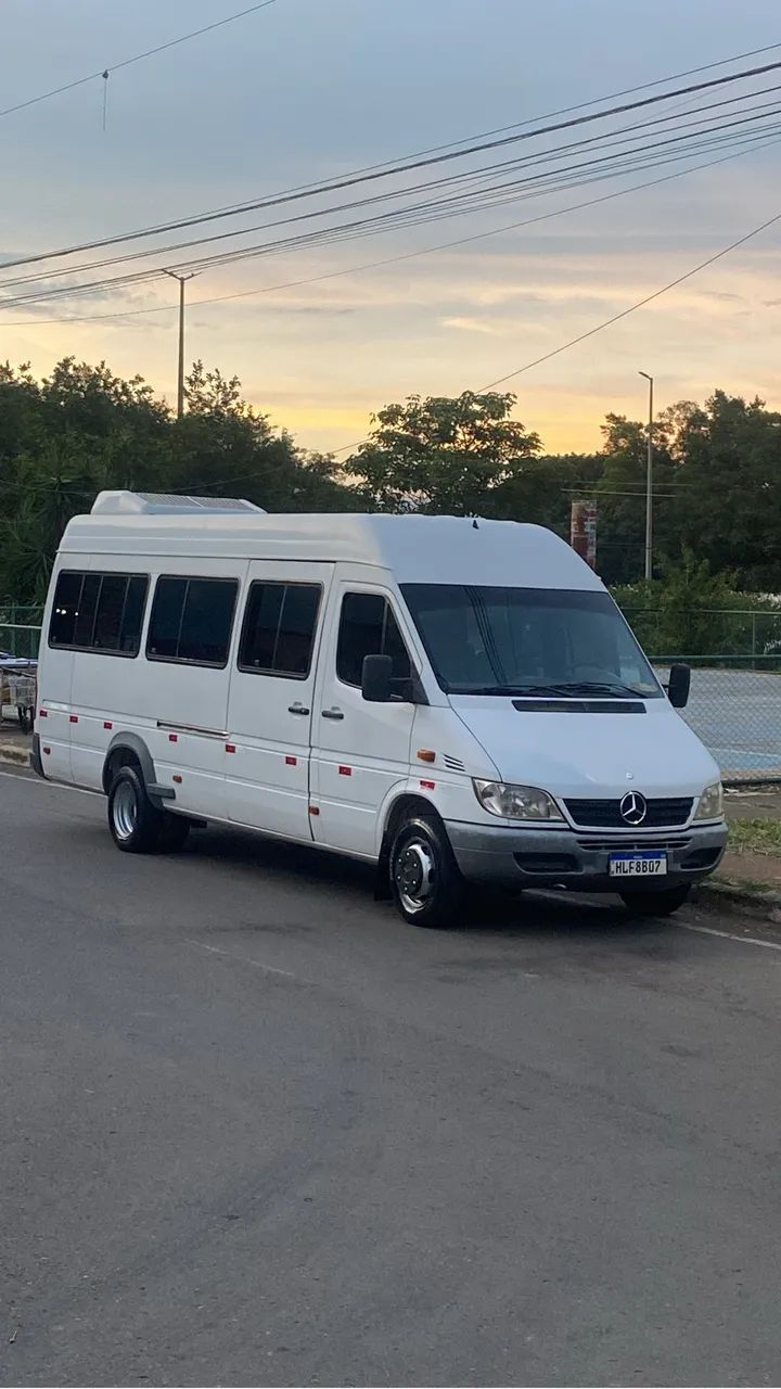 Van disponível para fretamentos 