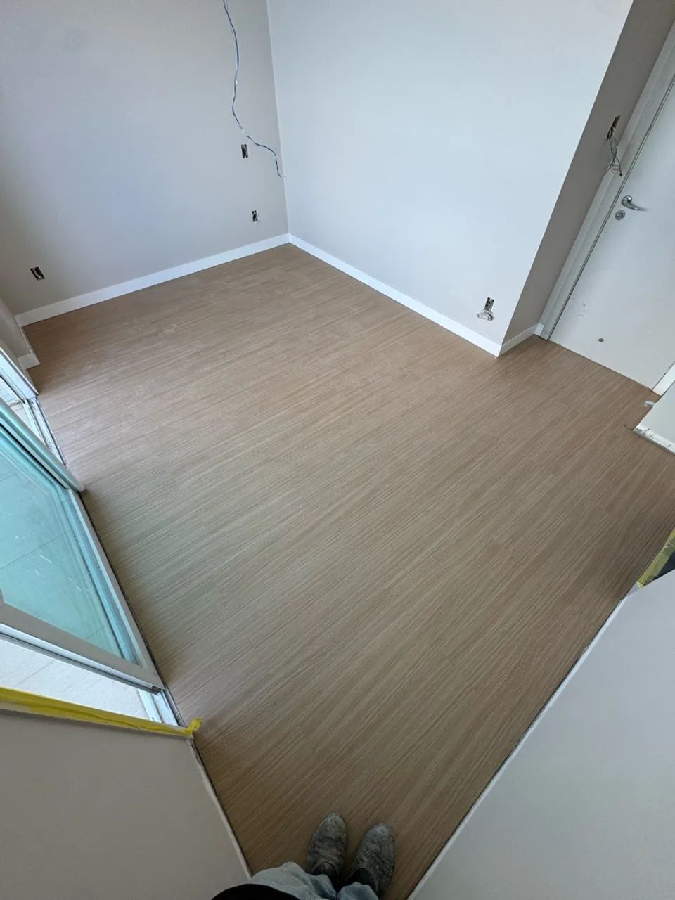 Aplicação de Piso Vinílico e Rodapés 