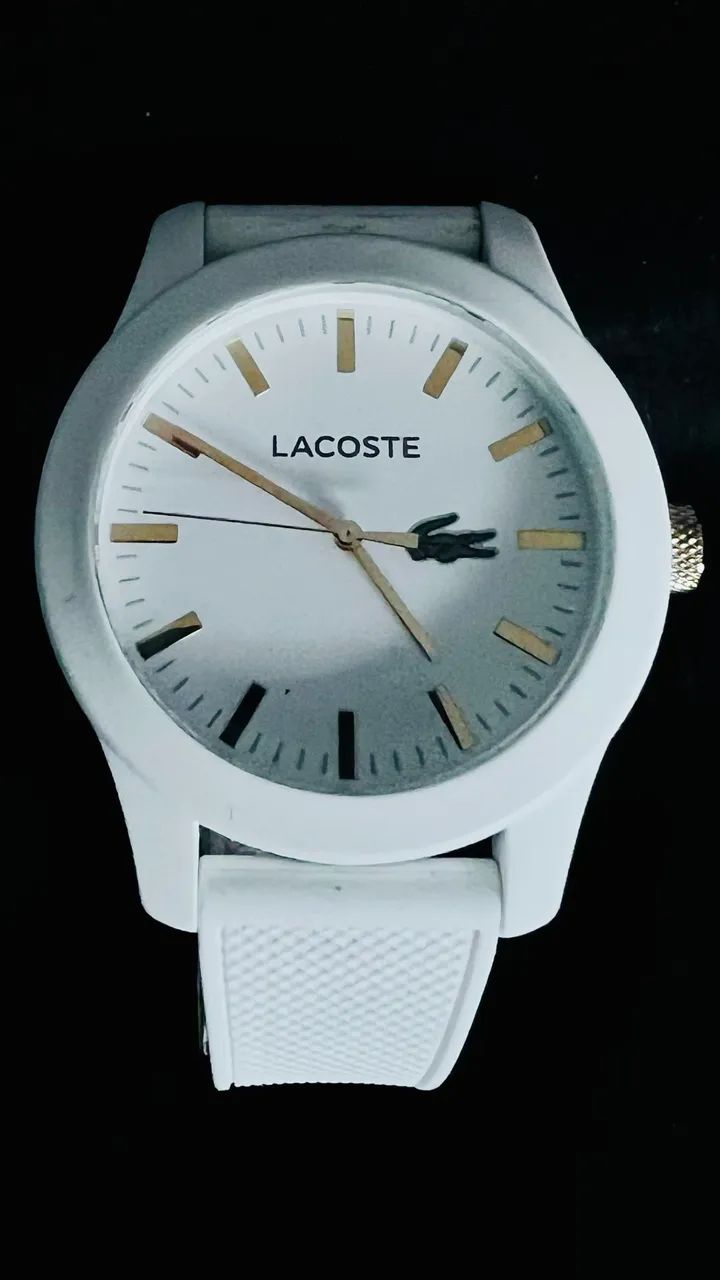 Relógio Lacoste branco, com mostrador claro e detalhes dourados.