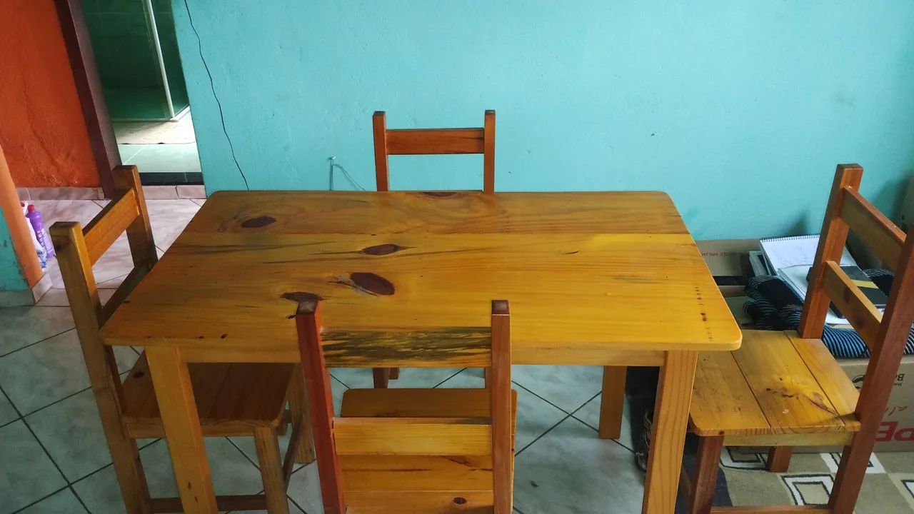 Mesa de jantar com 4 cadeiras