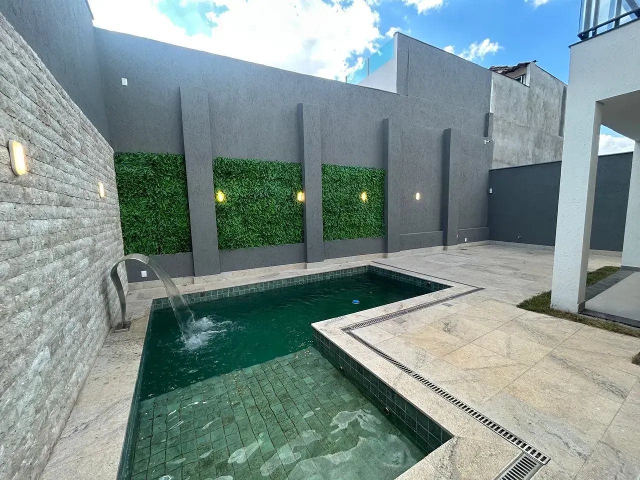 Trevo Casa Alto Padrão com 4 quartos 3 suites e Piscina