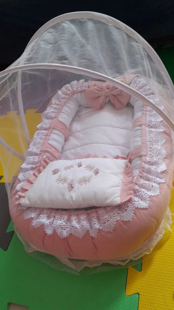 Ninho na cor rosa chá e almofada de amamentação