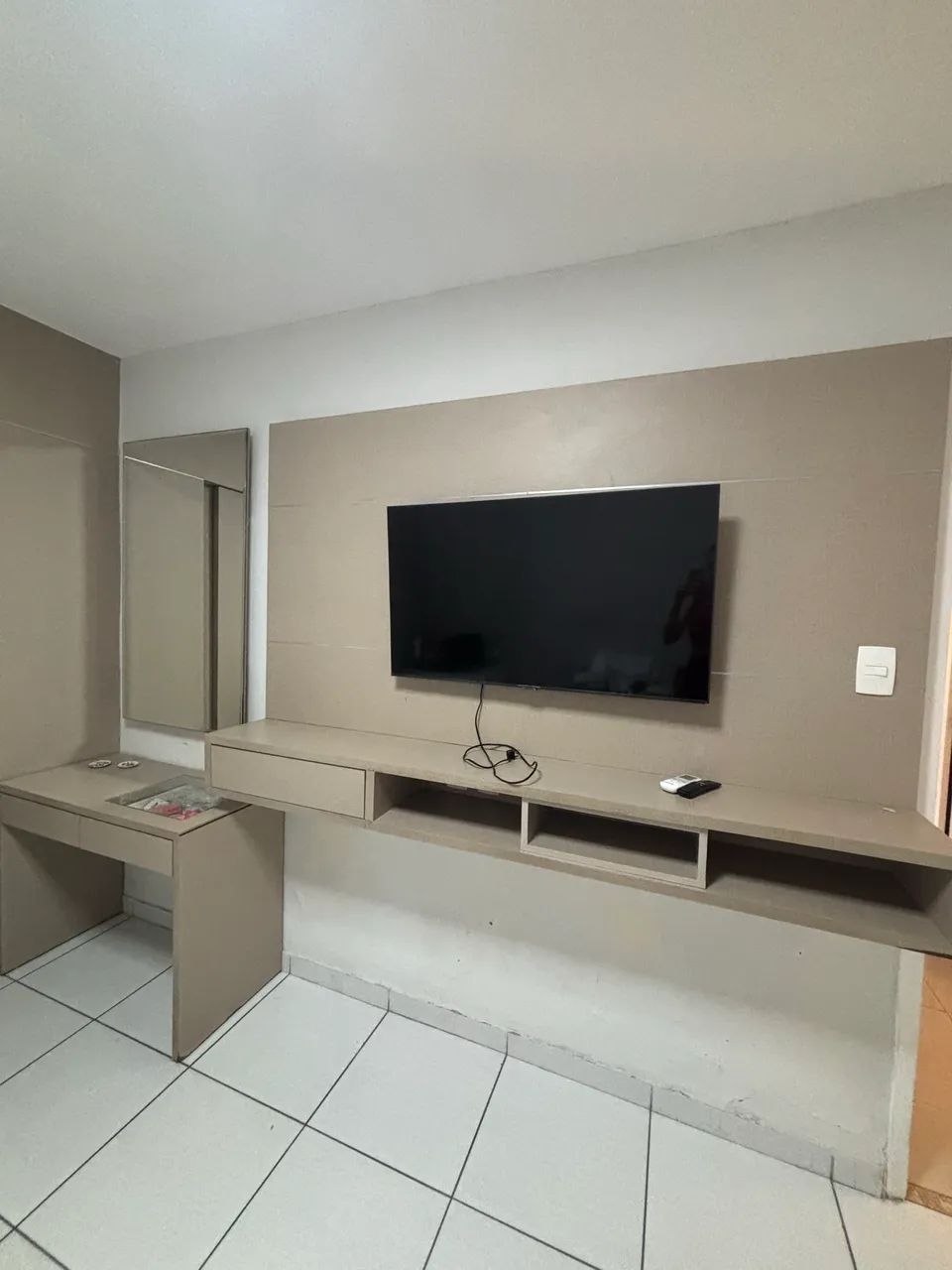 painel de TV planejado com penteadeira e espelho - Foto 2