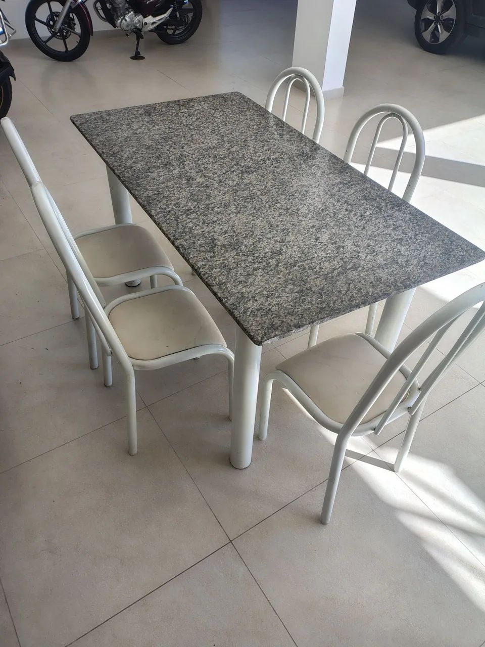 Mesa tubular com 06 cadeiras 