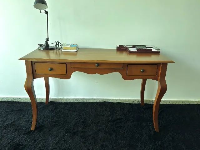 Mesa de Trabalho em Madeira Maciça - Grande, Clássica e Sofisticada