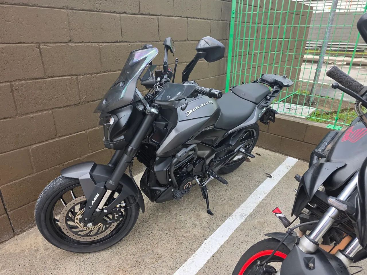 Dominar 400 preta