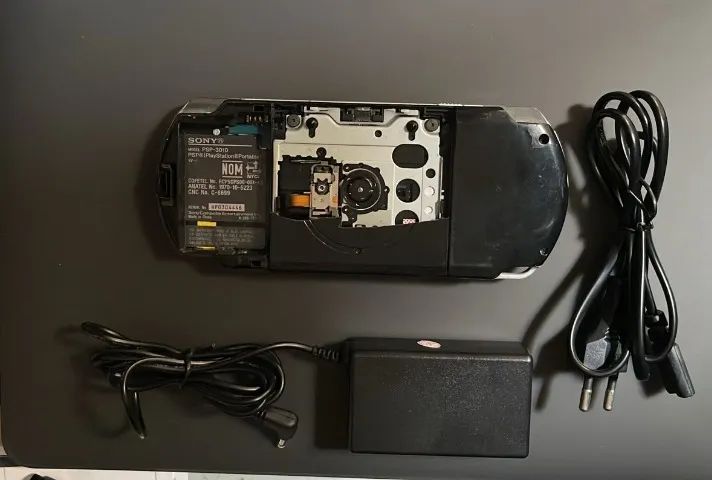 PSP Sony Sem Bateria, Tem uma lista na tela, Falta tampa traseira, Leitor funciona. - Foto 3
