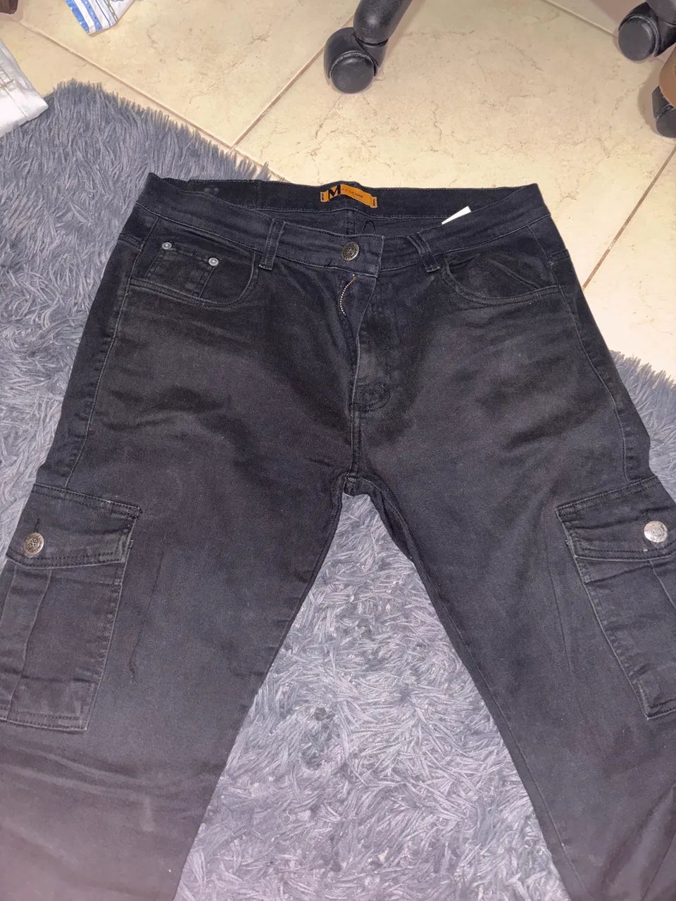 calça jeans com bolsos laterais  - Foto 4