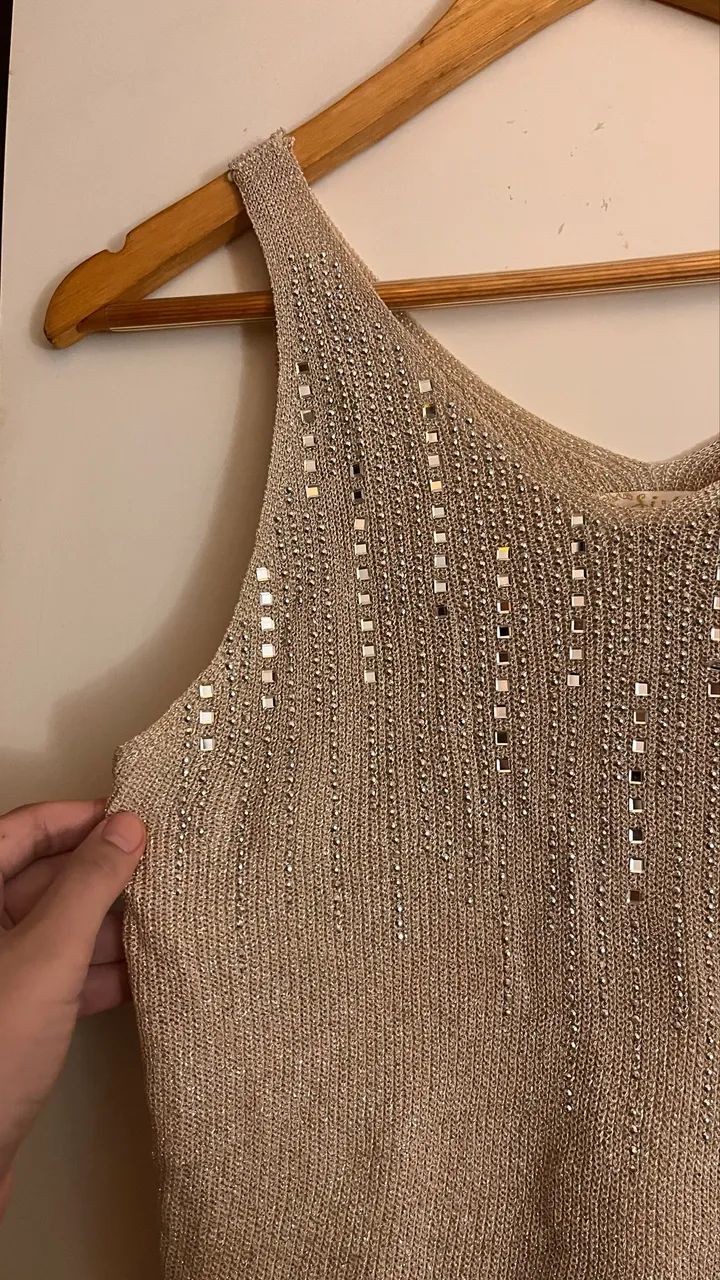 Blusa com aplicação de pedraria