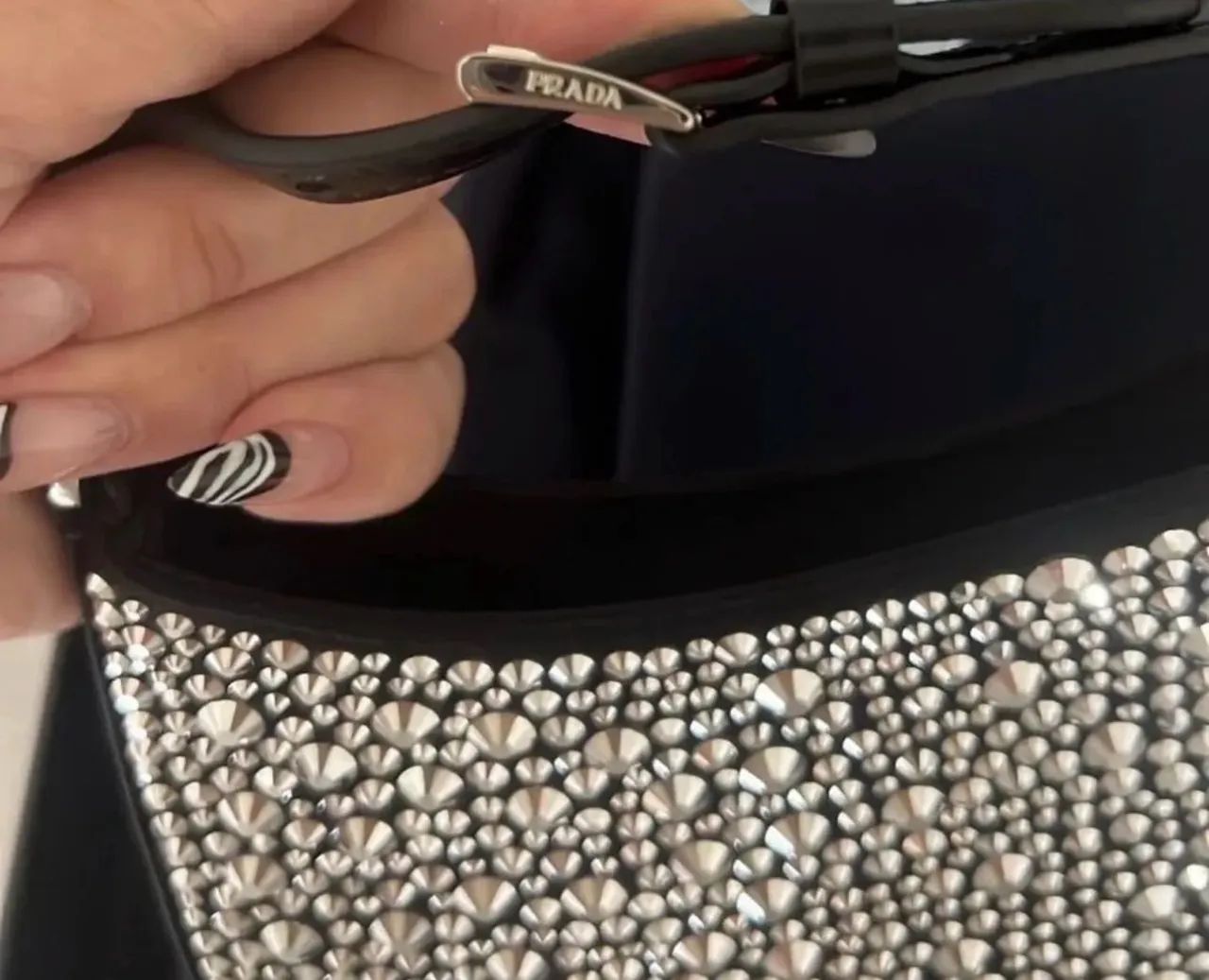 Bolsa Prada Cléo com strass - Foto 4