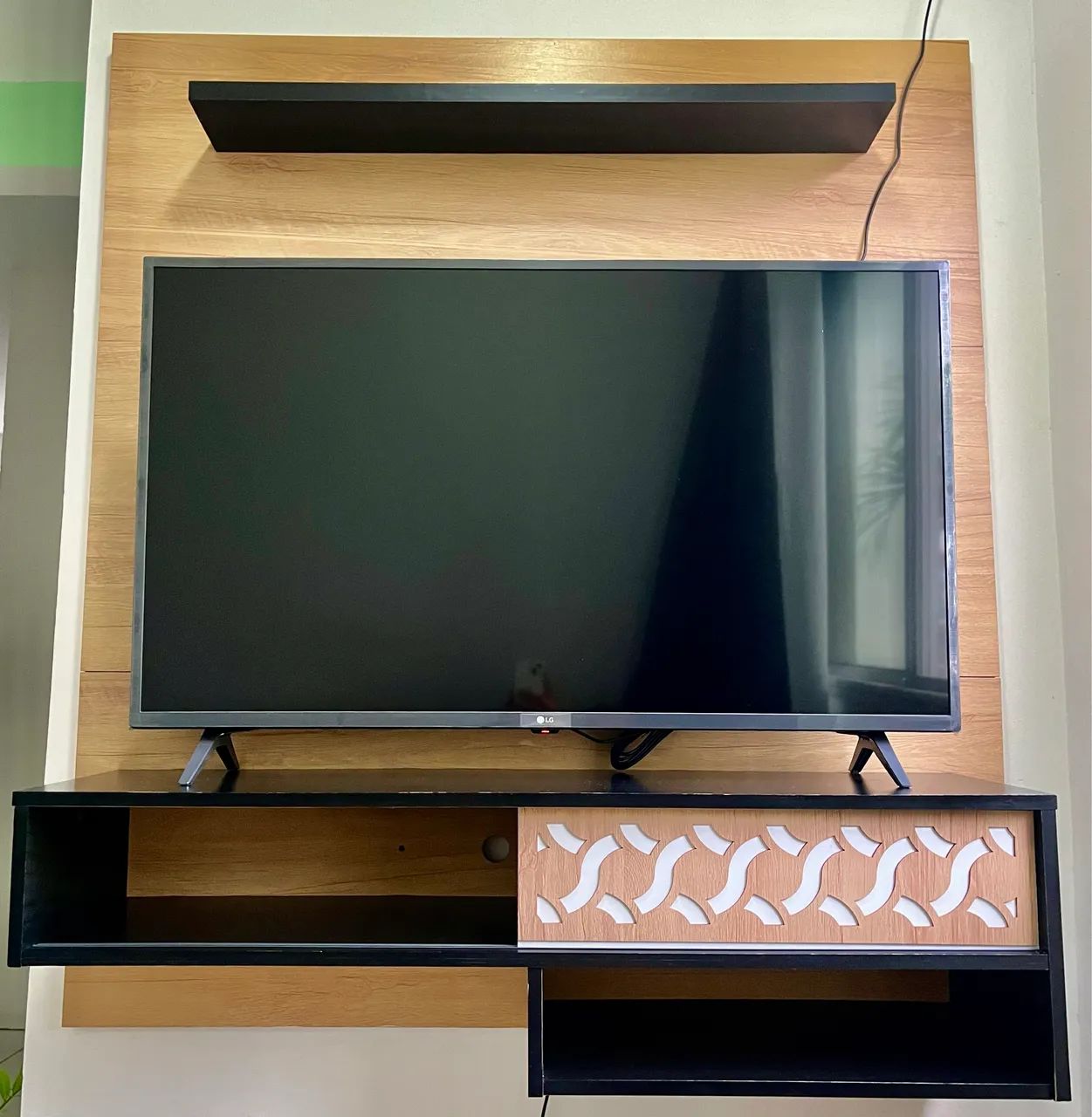 Painel para TV até 55 polegadas - Preto e Amadeirado 