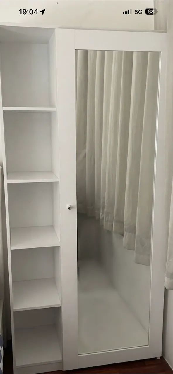 Guarda-Roupa Branco com Porta de Espelho e Nichos Laterais 